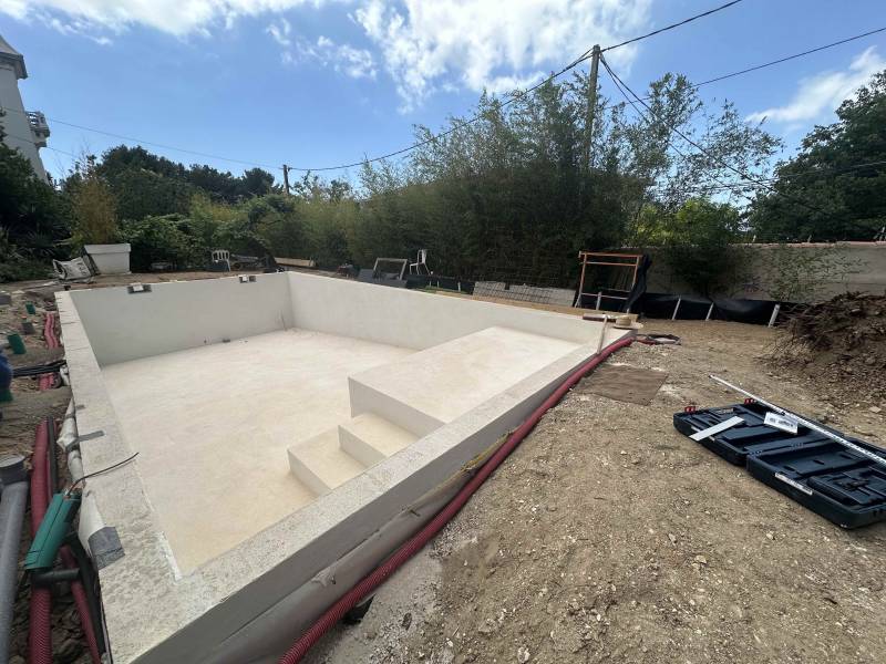 Construction d'une piscine 10mx5m en béton armé avec un revêtement liner pvc armé HAOGENPLAST STONETILE imitation pierre de Bali